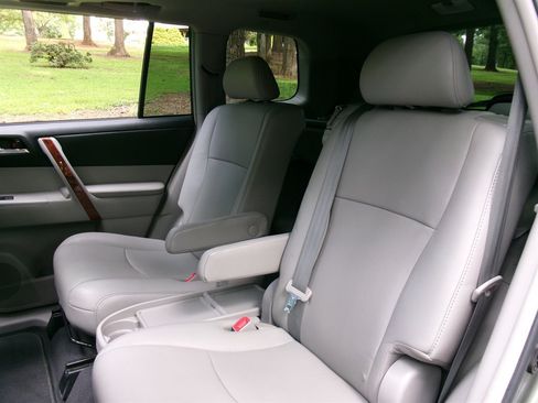 Used 2012 Toyota Highlander Limited w/ Tow Pkg FWD image 33