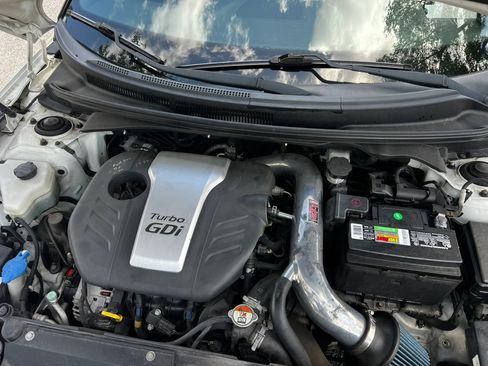 Used 2016 Hyundai Veloster Turbo FWD image 15