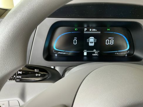 Certified 2025 Hyundai Elantra SE image 10