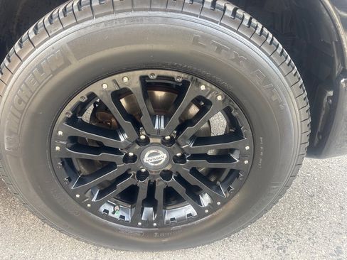 Used 2019 Nissan Titan SV w/ SV Convenience Package image 5