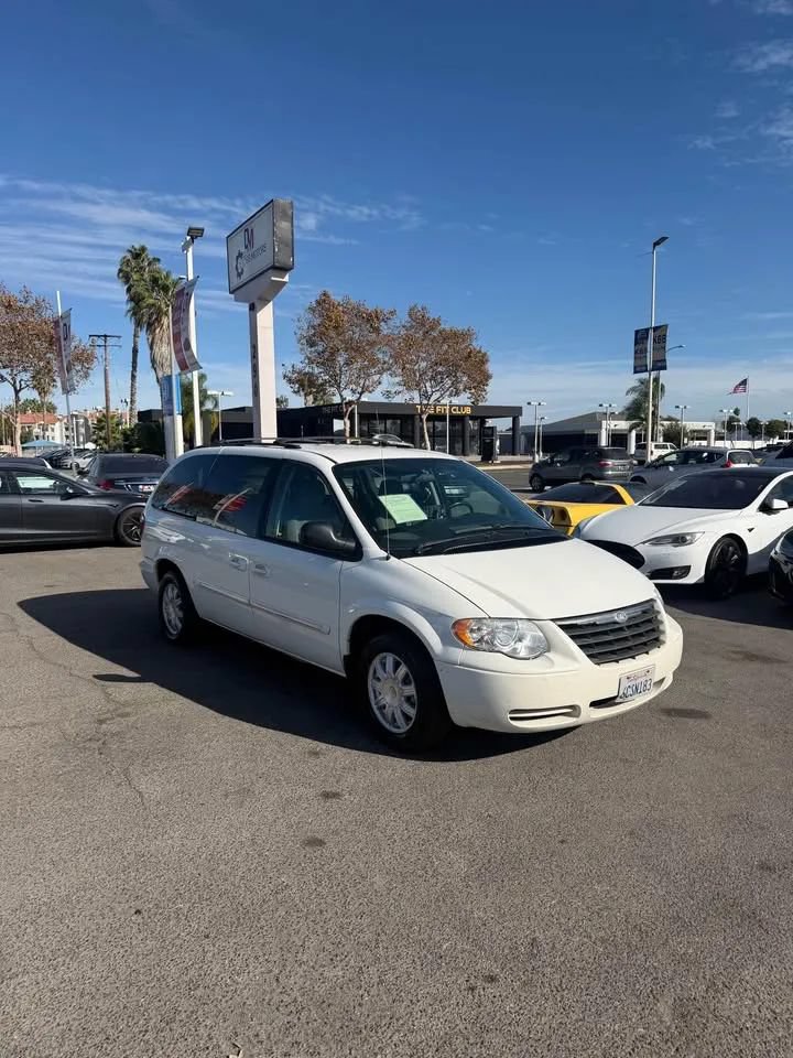 Used 2007 Chrysler Town & Country Touring FWD image 2