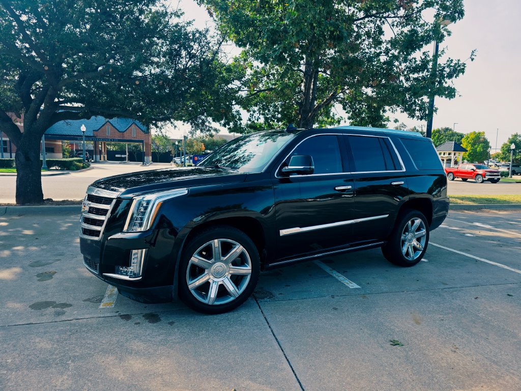 Used 2020 Cadillac Escalade Premium Luxury RWD image 2