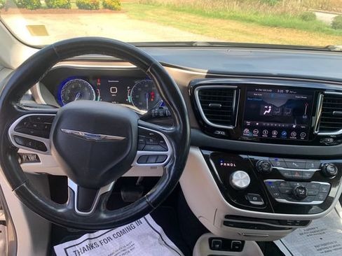 Used 2018 Chrysler Pacifica Touring-L Plus w/ Tire & Wheel Group FWD image 19