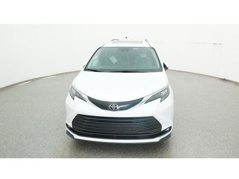 New 2026 Toyota Sienna XLE image 15