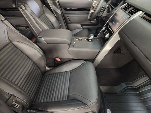 Used 2025 Land Rover Discovery S image 3