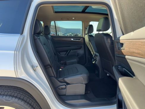 Used 2025 Volkswagen Atlas SEL AWD/4WD image 38