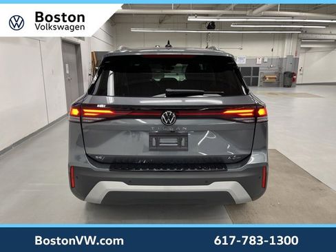 New 2025 Volkswagen Tiguan SE image 3