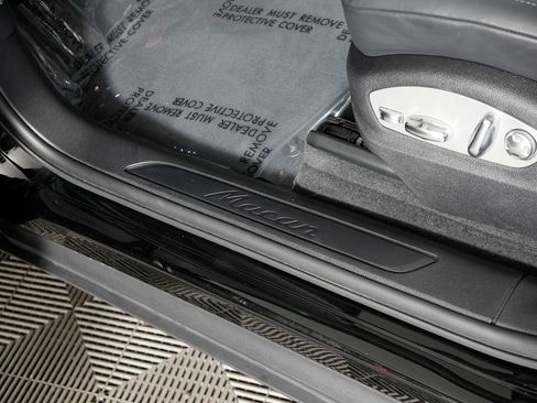 Certified 2023 Porsche Macan Turbo AWD/4WD image 20