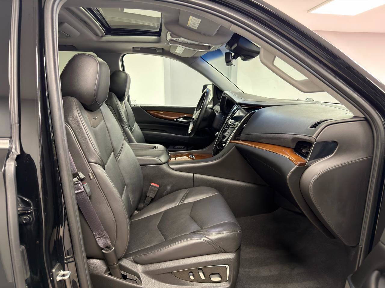 Used 2017 Cadillac Escalade Premium Luxury AWD/4WD image 10