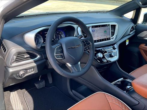 New 2026 Chrysler Pacifica Pinnacle image 8