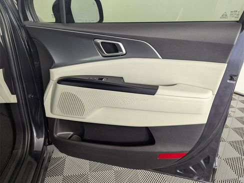 Used 2022 Kia Carnival LX image 32