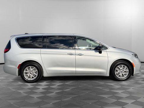 Used 2024 Chrysler Pacifica Touring-L image 8