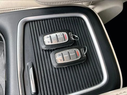 Used 2021 Chrysler Pacifica Touring-L image 11