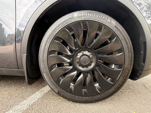 Used 2024 Tesla Model Y Long Range image 36