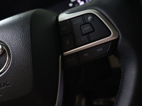 Used 2025 Toyota Highlander XLE FWD image 21