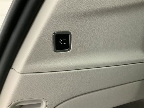 Used 2023 Chrysler Pacifica Touring-L image 14