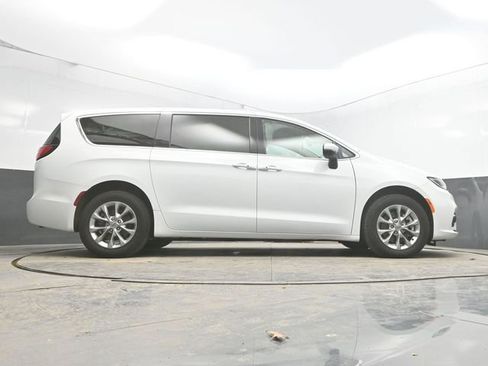 Used 2023 Chrysler Pacifica Touring-L image 34