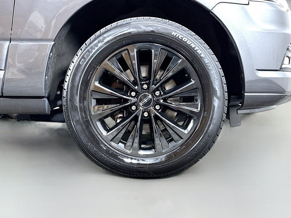 Used 2016 Lincoln Navigator Select RWD image 48