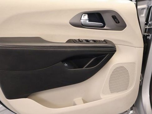 Used 2023 Chrysler Pacifica Touring-L FWD image 9