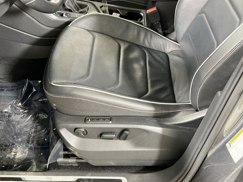 Used 2022 Volkswagen Tiguan SEL R-Line image 18