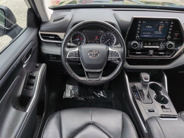 Used 2022 Toyota Highlander XLE FWD image 16