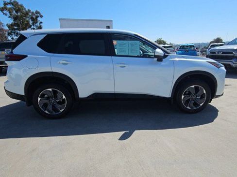 Used 2025 Nissan Rogue SV FWD image 9
