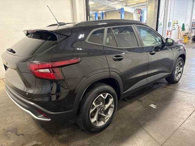 Used 2025 Chevrolet Trax LT FWD image 4