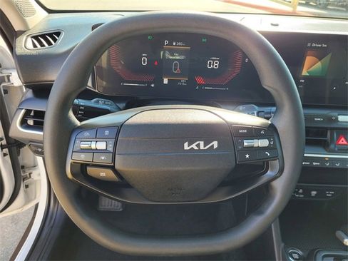 Used 2025 Kia K4 LXS image 18