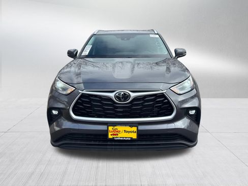 Used 2024 Toyota Highlander XLE image 2