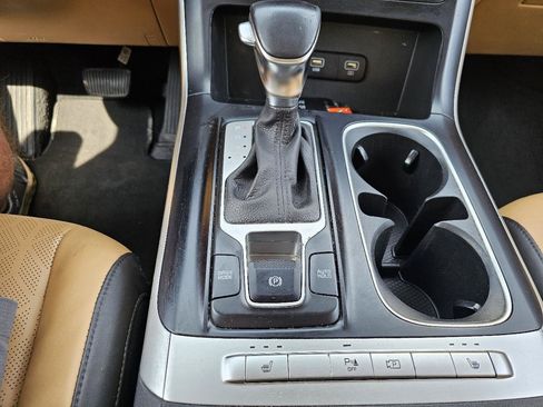 Used 2022 Kia Carnival LX FWD image 24