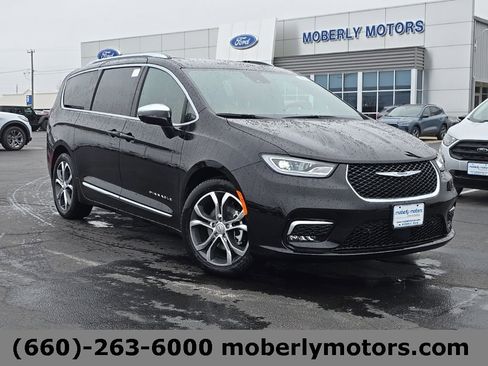 New 2026 Chrysler Pacifica Pinnacle image 1