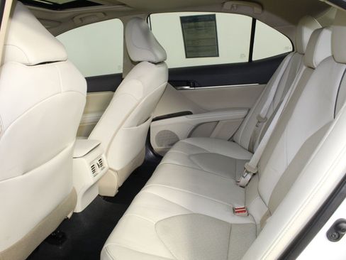 Used 2021 Toyota Camry XLE w/ Navigation Upgrade Package image 22