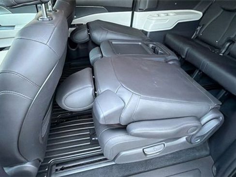 Used 2023 Kia Carnival LX image 14