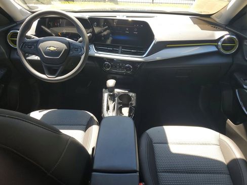 Used 2025 Chevrolet Trax LT image 11