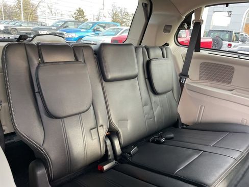 Used 2014 Chrysler Town & Country Touring image 32