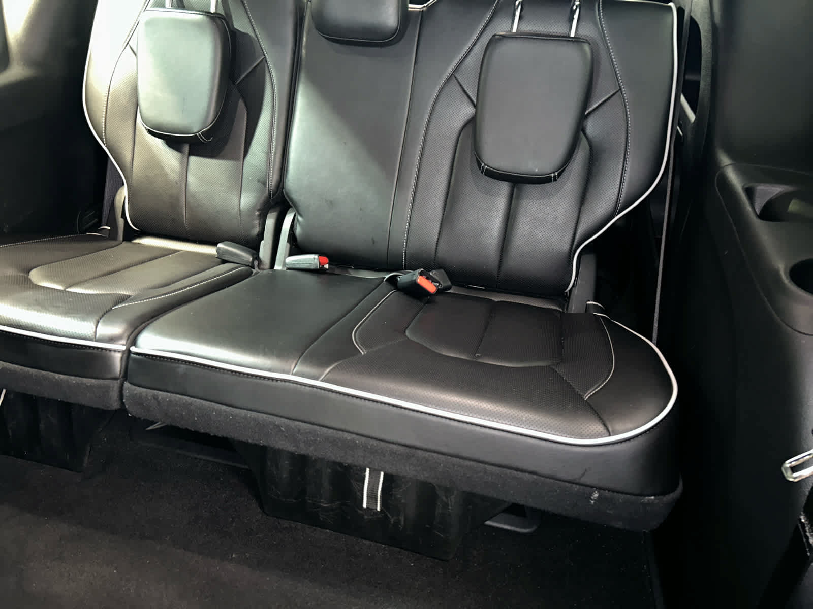 Used 2025 Chrysler Pacifica Limited FWD image 11
