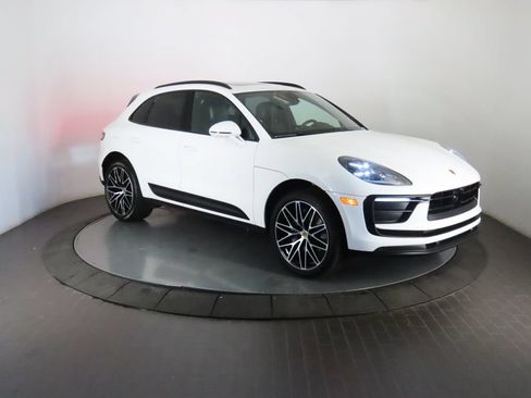 Certified 2026 Porsche Macan AWD/4WD image 9