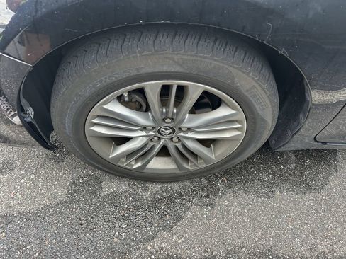 Used 2015 Toyota Camry SE w/ Moonroof Package FWD image 9