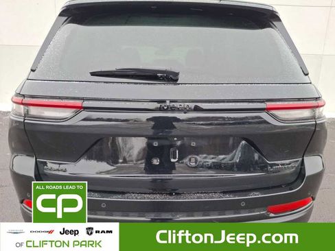 Used 2023 Jeep Grand Cherokee Limited w/ Black Appearance Package image 7