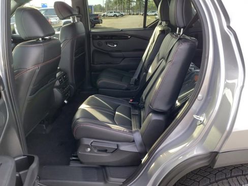 Used 2025 Honda Pilot TrailSport image 9