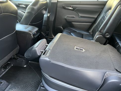 Used 2022 Toyota Highlander XLE image 17