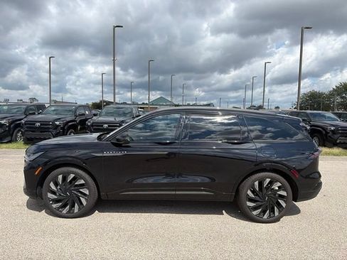 Used 2025 Lincoln Nautilus Reserve AWD/4WD image 4