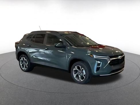 Used 2025 Chevrolet Trax LT FWD image 2