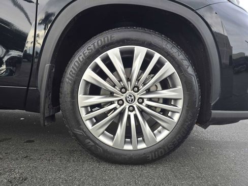 Used 2023 Toyota Highlander Platinum image 9