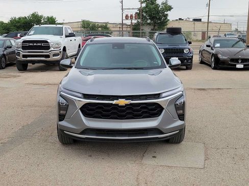 Used 2025 Chevrolet Trax LT FWD image 3