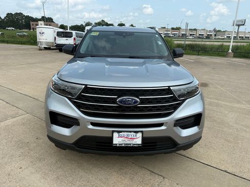 Used 2023 Ford Explorer XLT RWD image 2