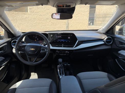 Used 2025 Chevrolet Trax LT FWD image 31