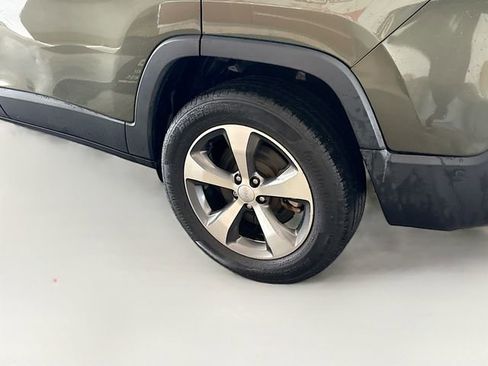 Used 2021 Jeep Cherokee Limited image 31