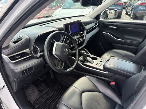 Used 2023 Toyota Highlander XLE AWD/4WD image 24