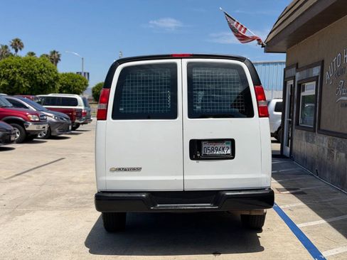 Used 2017 Chevrolet Express 3500 Extended RWD image 9